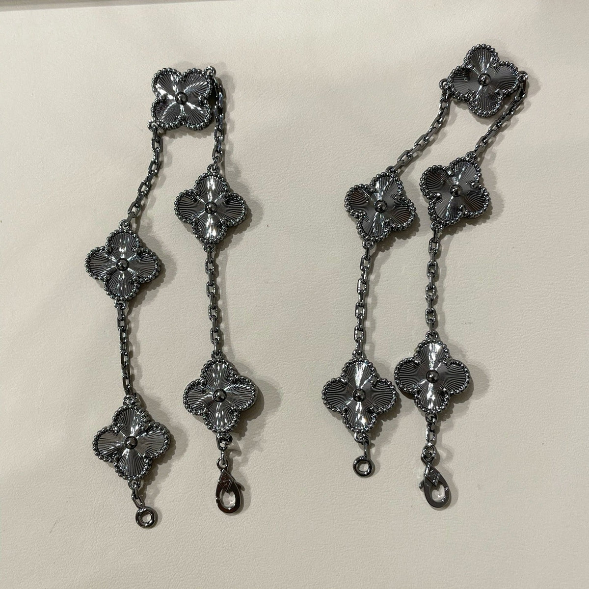 [⭐Renara]CLOVER 5 MOTIF BLACK BRACELET