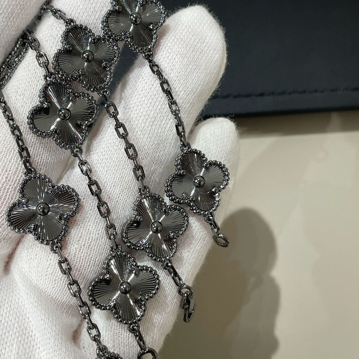 [⭐Renara]CLOVER 5 MOTIF BLACK BRACELET
