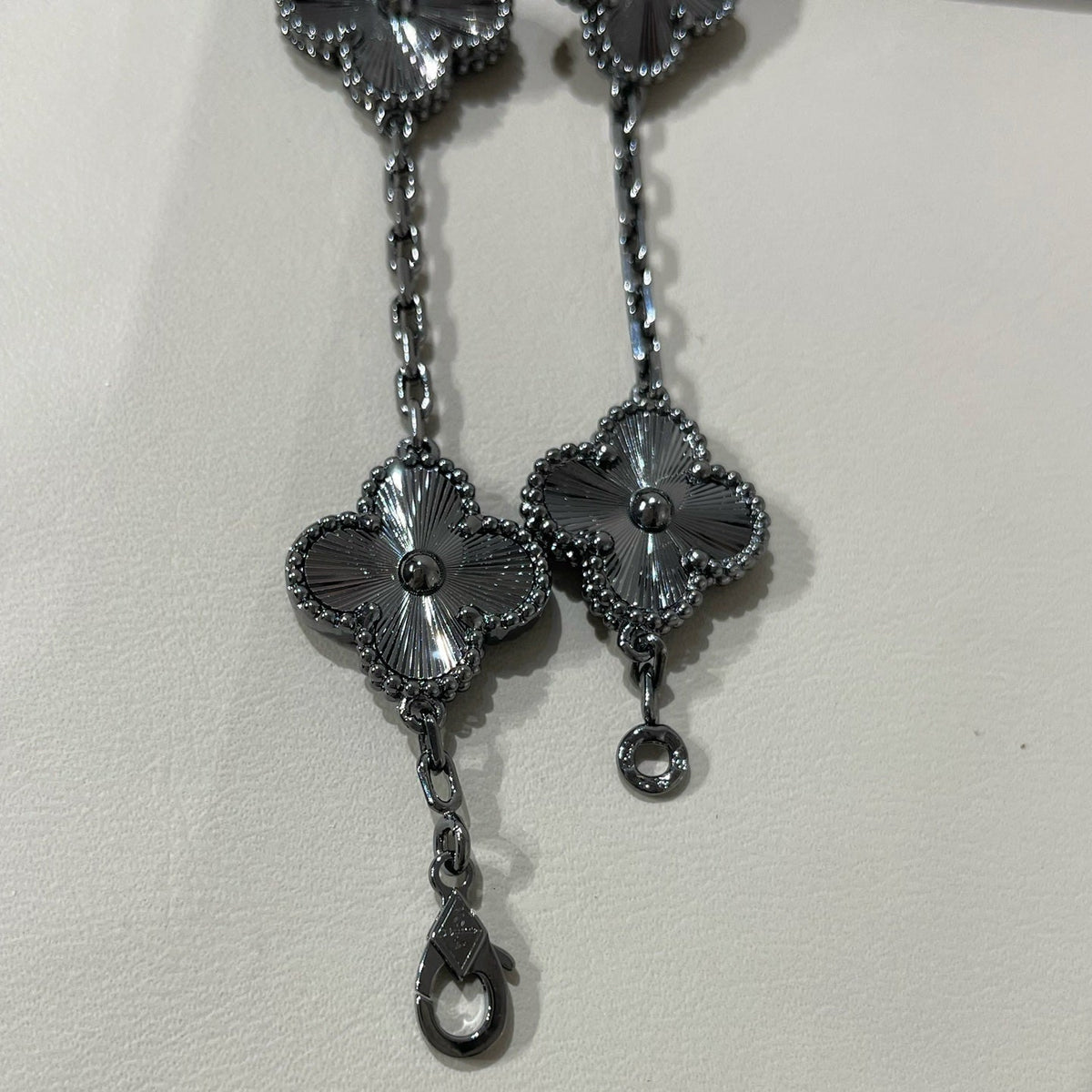 [⭐Renara]CLOVER 5 MOTIF BLACK BRACELET
