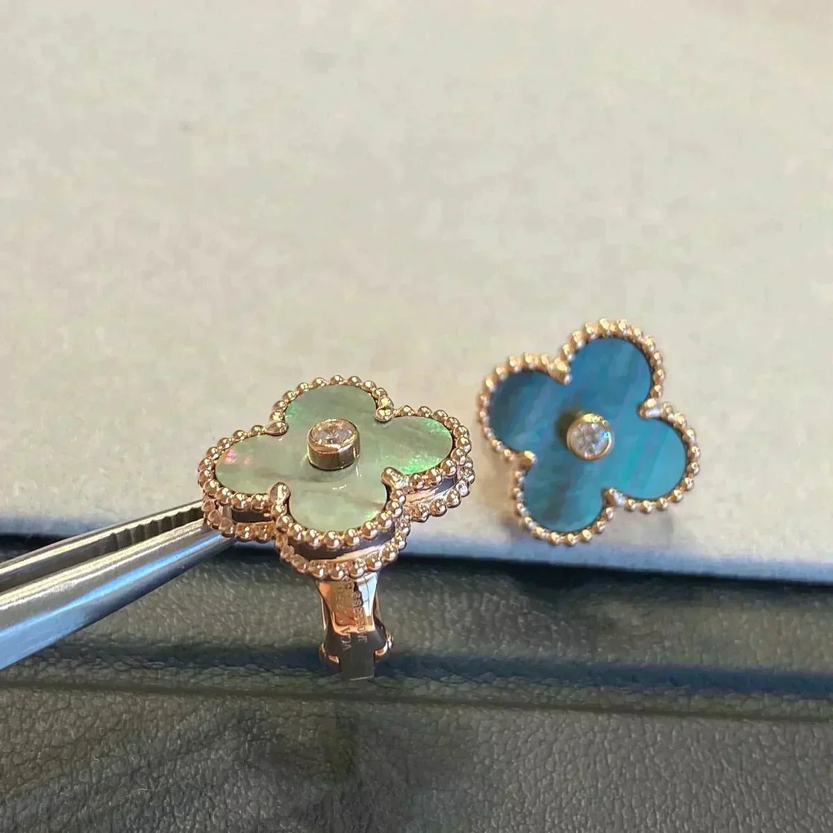 [⭐Renara]CLOVER MEDIUM 1 MOTIFS GRAY MOP  DIAMOND EARRINGS