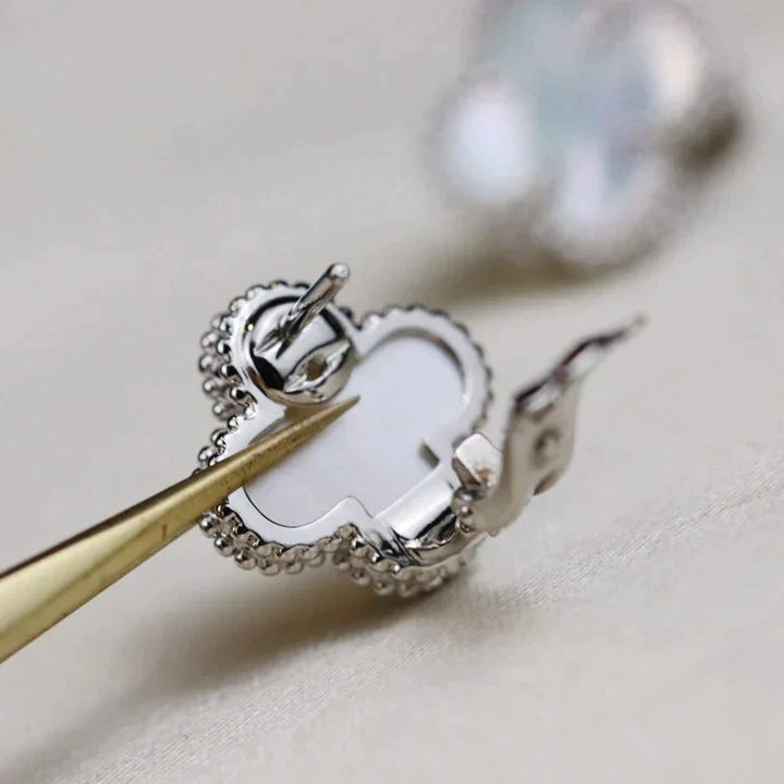 [⭐Renara]CLOVER MEDIUM 1 MOTIFS  WHITE MOP EARRINGS SILVER