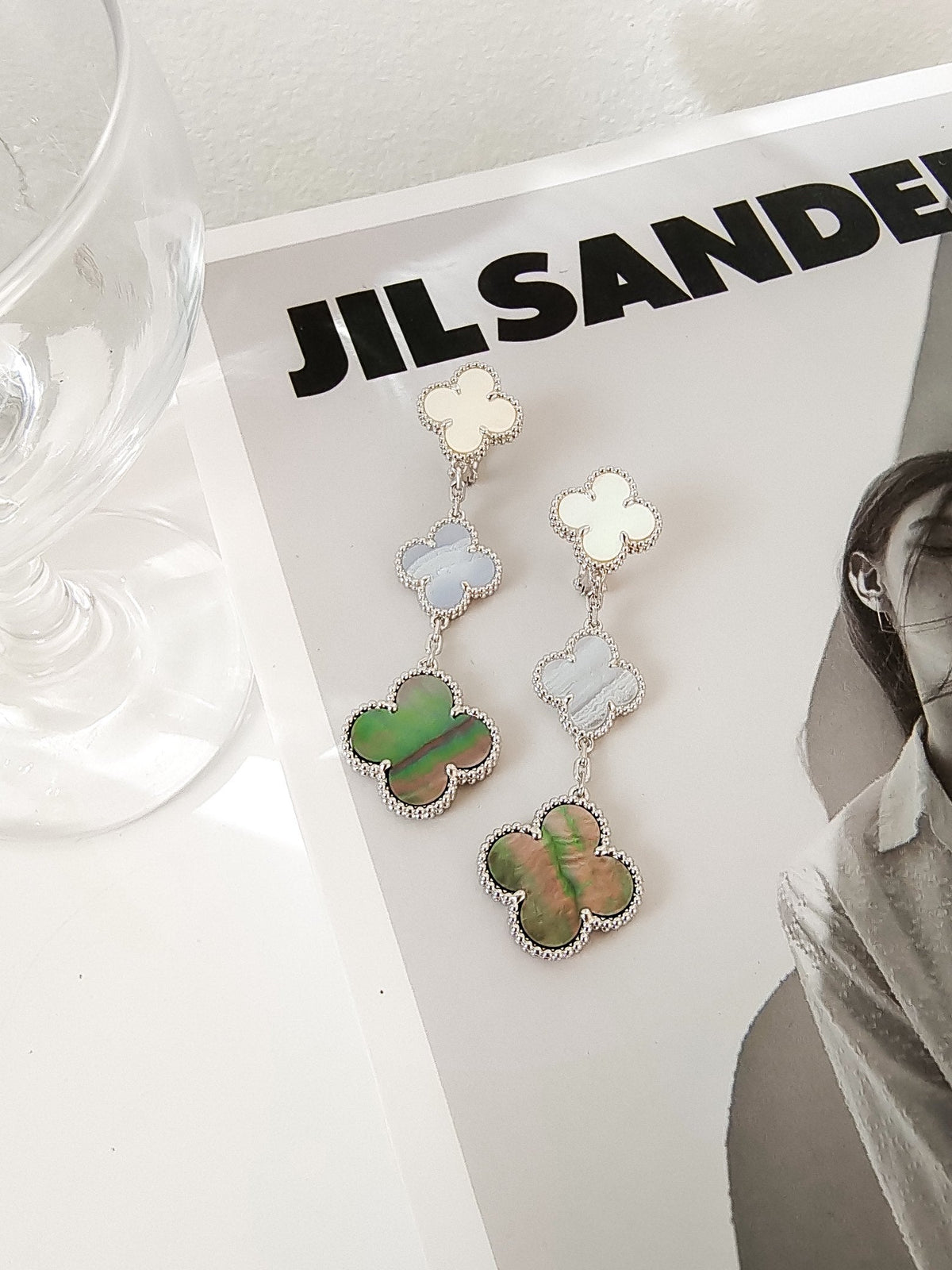 [⭐Renara]CLOVER 3 MOTIFS CHALCEDONY DARK MOP SILVER EARRINGS