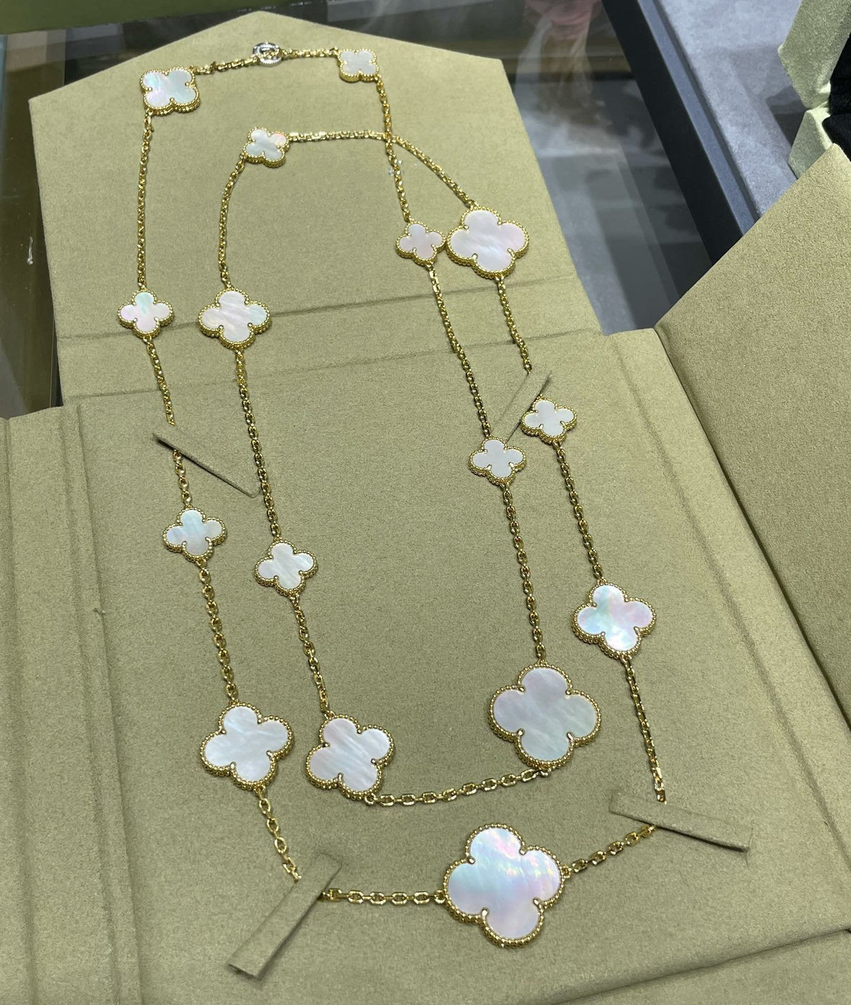 [⭐Renara]CLOVER 16 MOTIF WHITE MOP GOLD NECKLACE