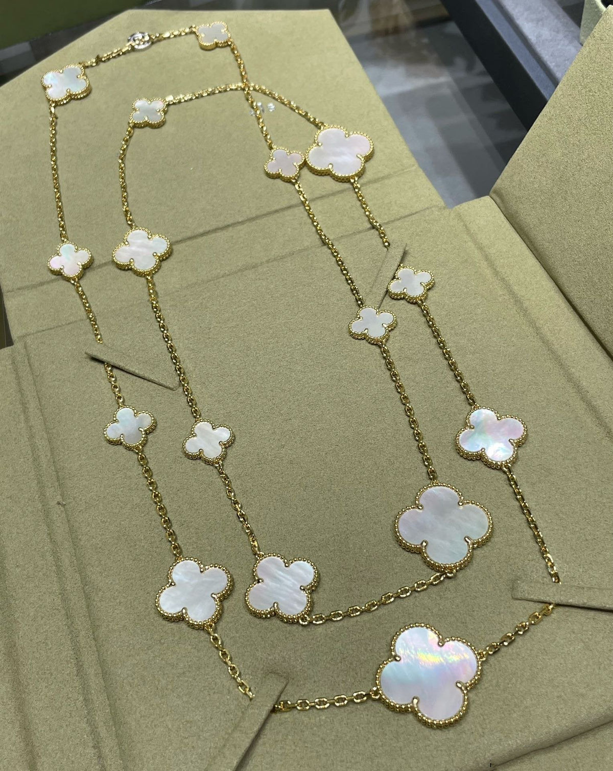 [⭐Renara]CLOVER 16 MOTIF WHITE MOP GOLD NECKLACE