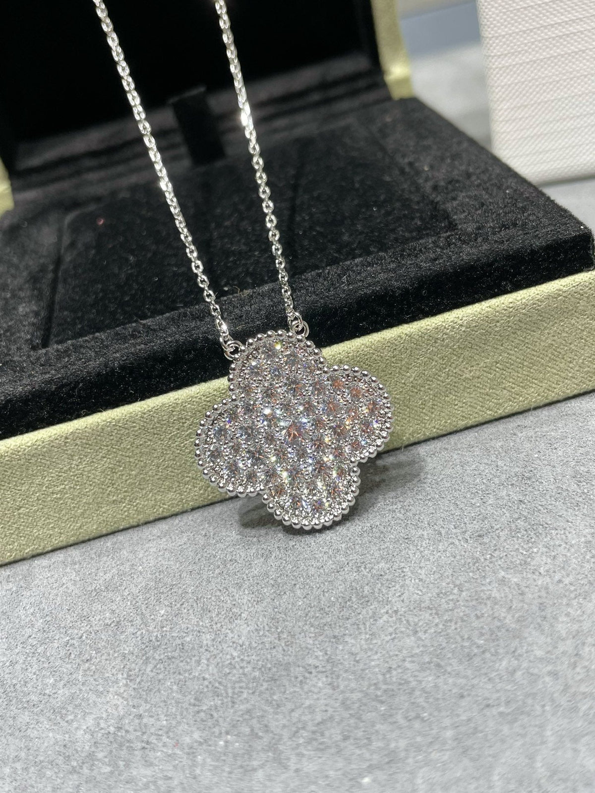 [⭐Renara]CLOVER 25MM LARGE PENDANT DIAMOND PAVED SILVER NECKLACE
