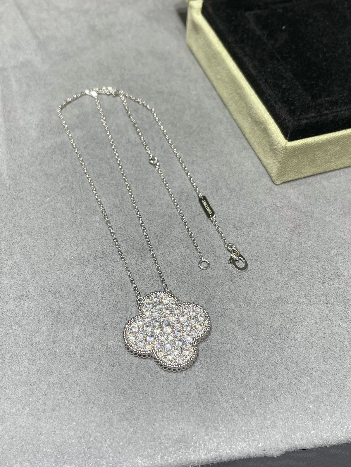[⭐Renara]CLOVER 25MM LARGE PENDANT DIAMOND PAVED SILVER NECKLACE