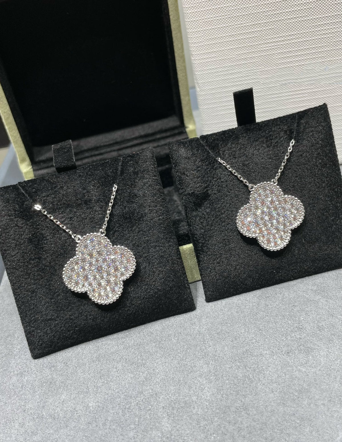 [⭐Renara]CLOVER 25MM LARGE PENDANT DIAMOND PAVED SILVER NECKLACE