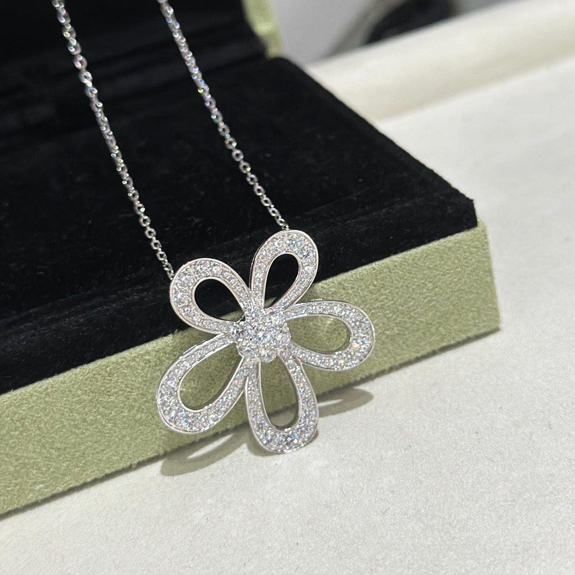 [⭐Renara]FLOWERLACE NECKLACE FULL DIAMONDS