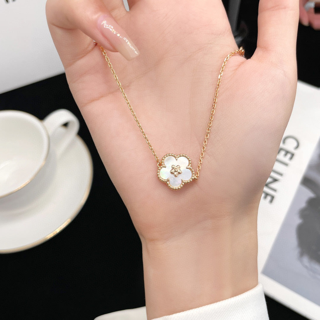 [⭐Renara]LUCKY  WHITE MOP  PLUM BLOSSOM NECKLACE